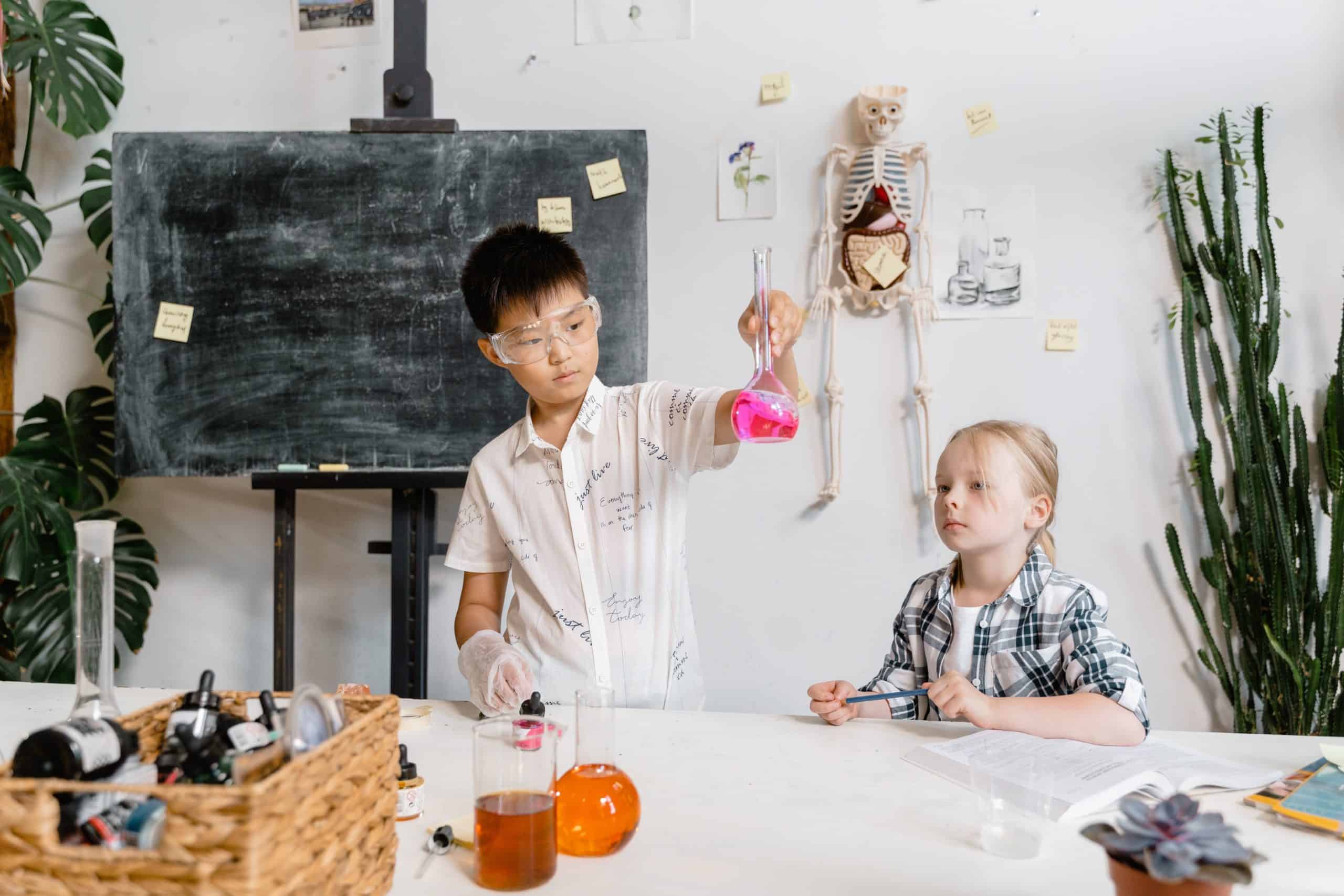 Kinder im Wissenschaftslabor der Kita Krümelclub beim Experimentieren.