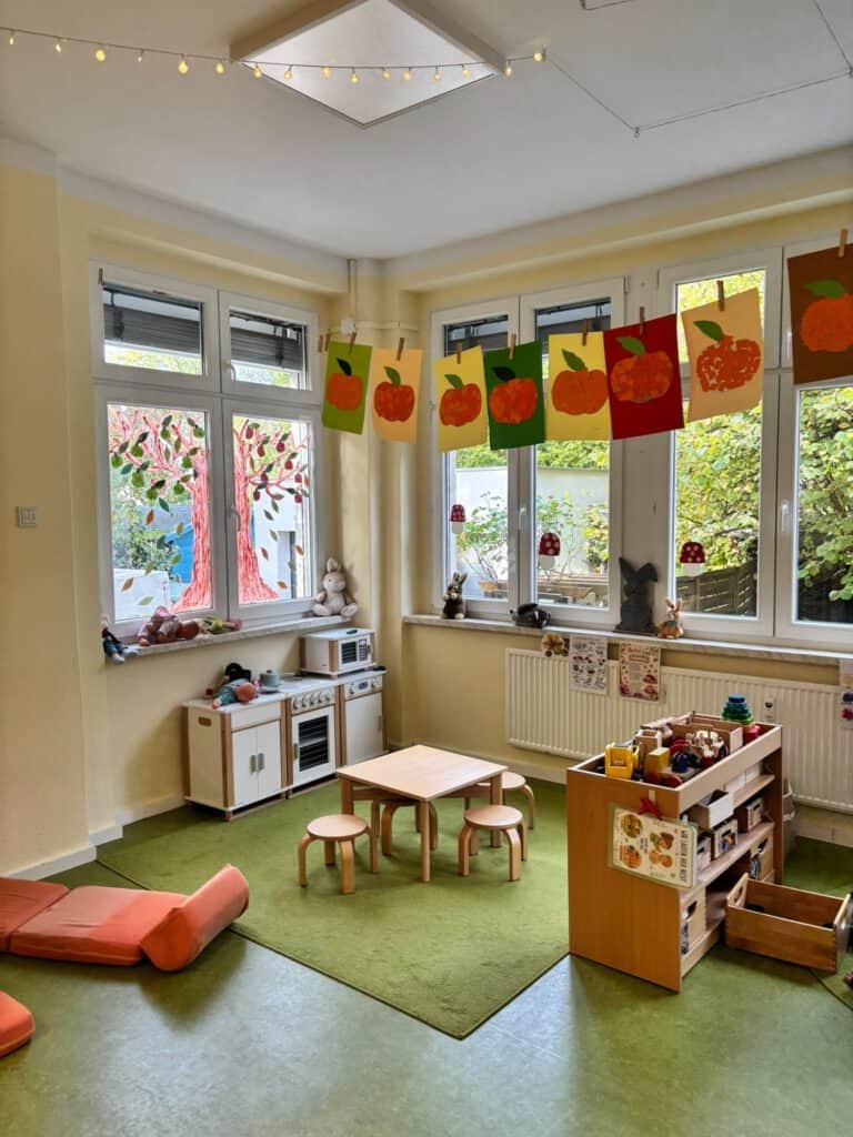 Spielbereich in der Kita Krümelclub mit Spielzeug und Dekoration.